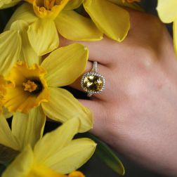Why Women Still Go for Yellow Gold Engagement Rings