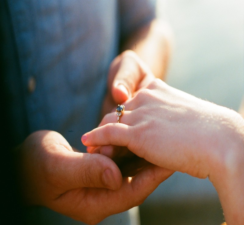 How to choose an Engagement Ring to suit your hand shape