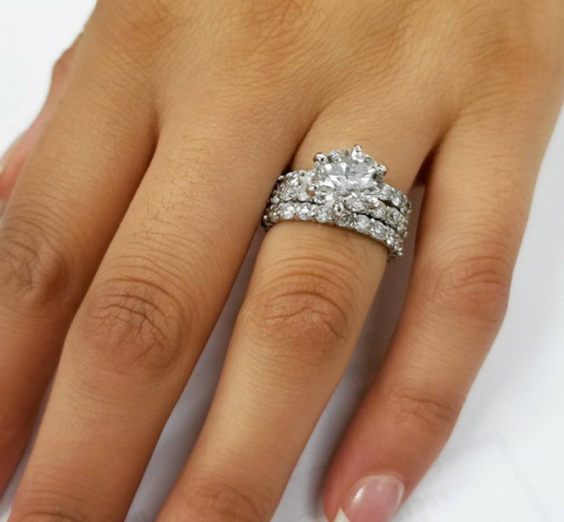 Significance of White Diamond Wedding Rings As Gift of Love