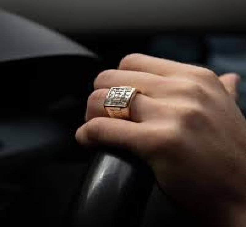 Exploring Stylish Engagement Rings for Men Online