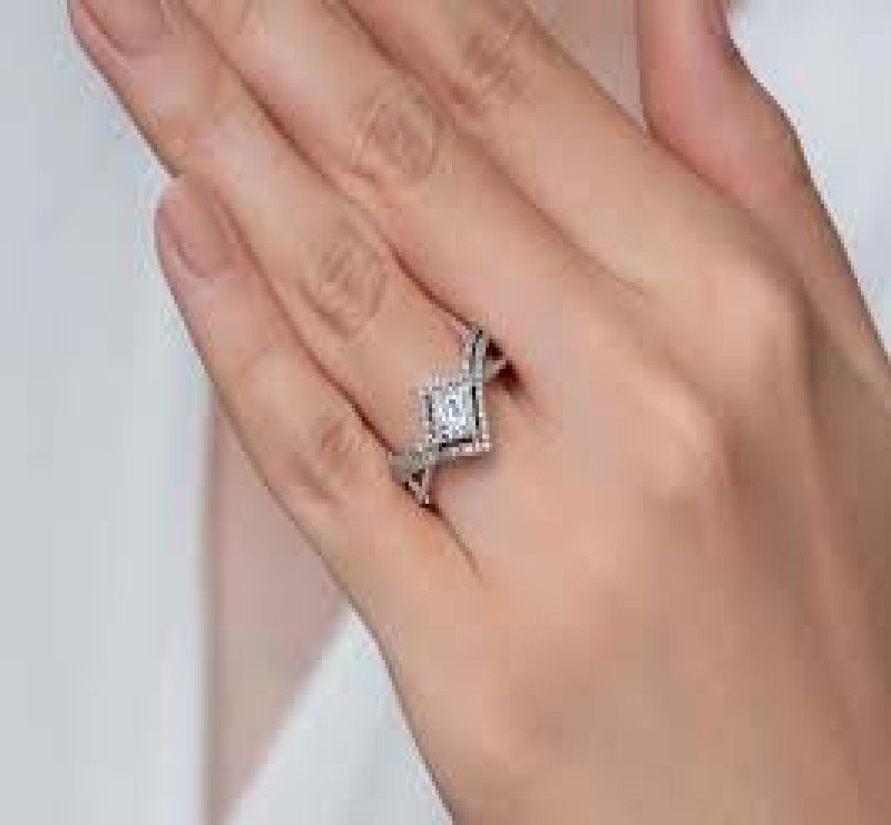 Celebrate your love with our luxurious diamond wedding rings